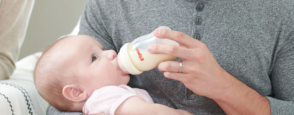 baby drinking milk with Pigeon bottle